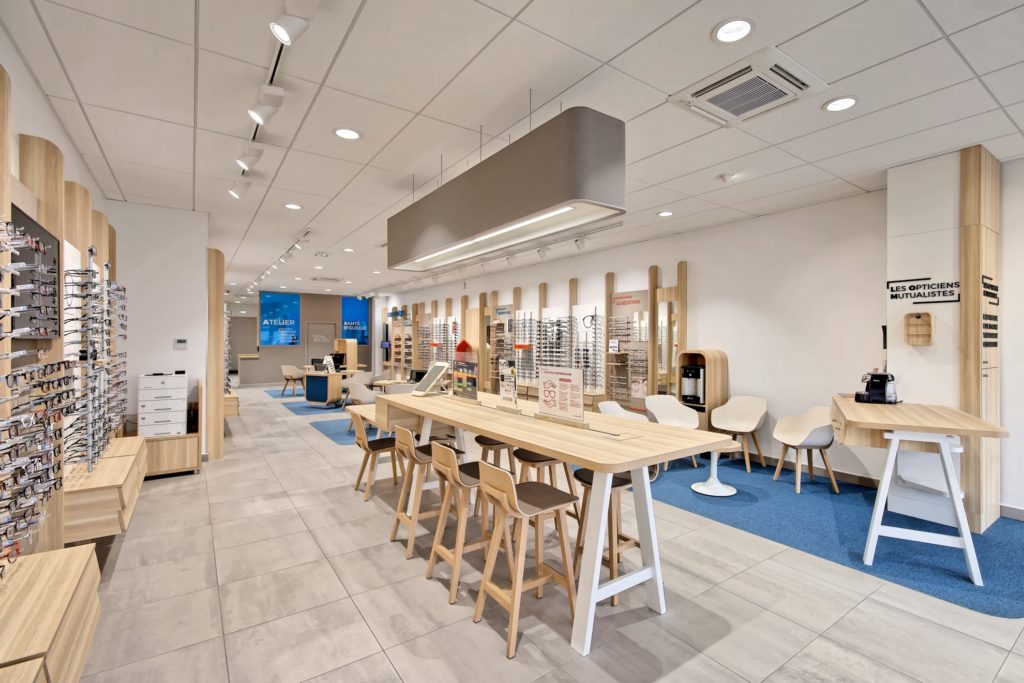Visite virtuelle 360° de la boutique de l'opticien Écouter Voir, avec les présentoirs de lunettes et l'espace d'accueil