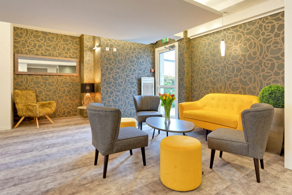 Salon d'accueil aux fauteuils jaunes et gris