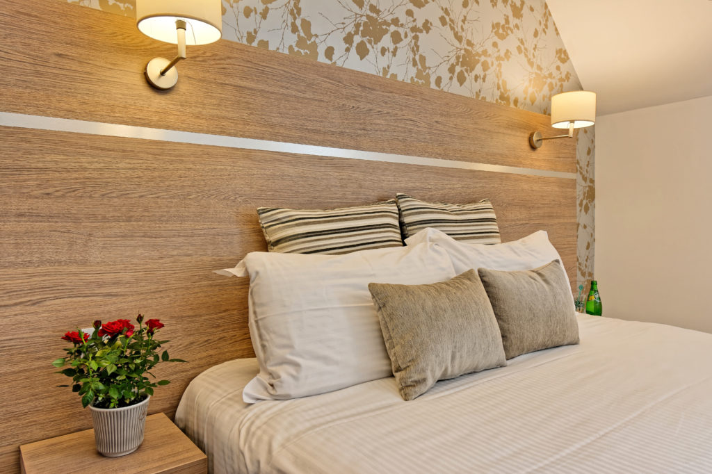 Chambre avec tête de lit en bois