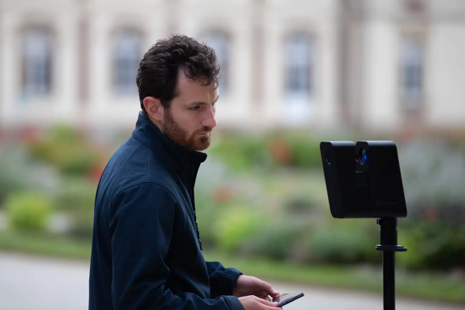 David Chapet en captation avec la caméra Matterport dans la basilique de Montligeon