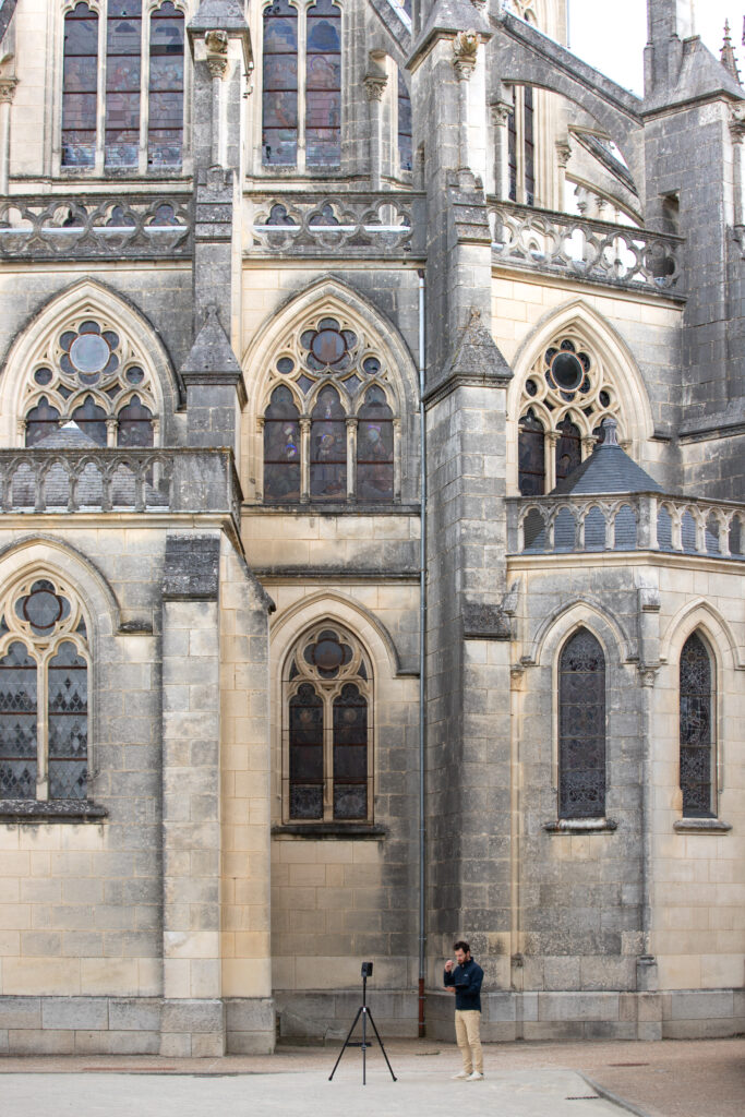 technicien réalisant un scan 3D sur site patrimoine