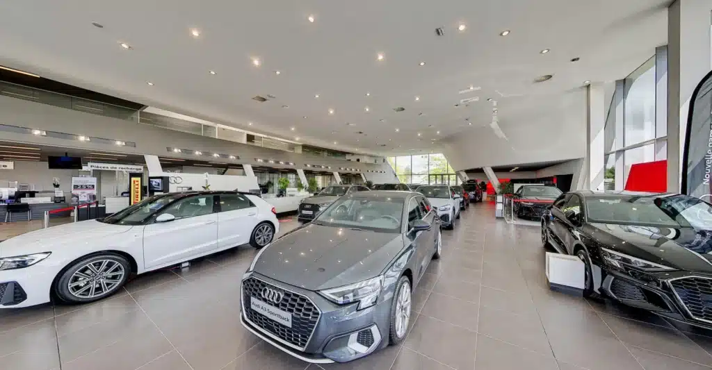 Showroom d'une concession automobile visible de l'intérieur dans Google Maps