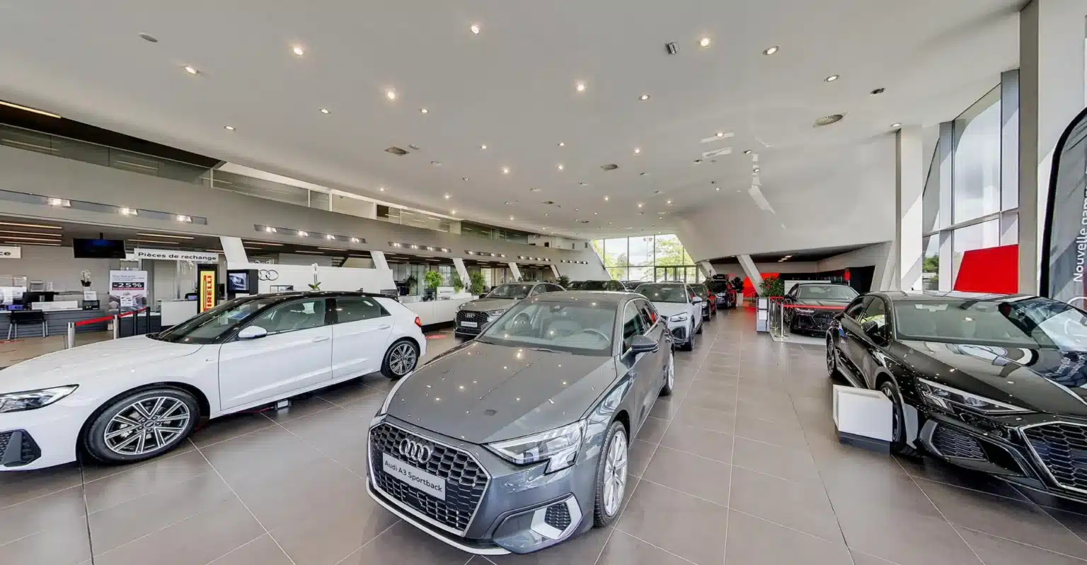 Showroom de la concession Audi Nantes, avec les véhicules exposés