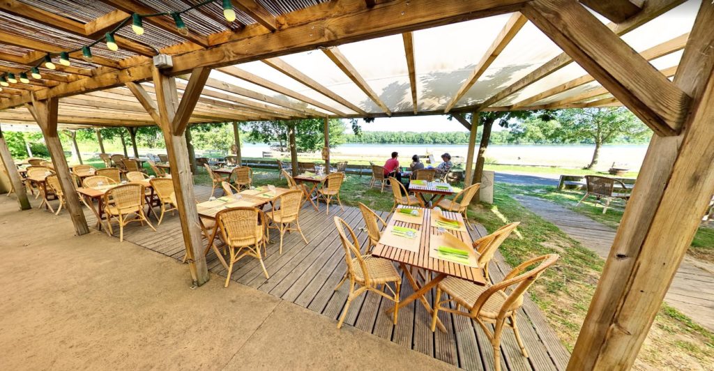 Terrasse ombragée du restaurant La Croisette à Angers, au bord de la Loire, dans sa visite virtuelle 360°