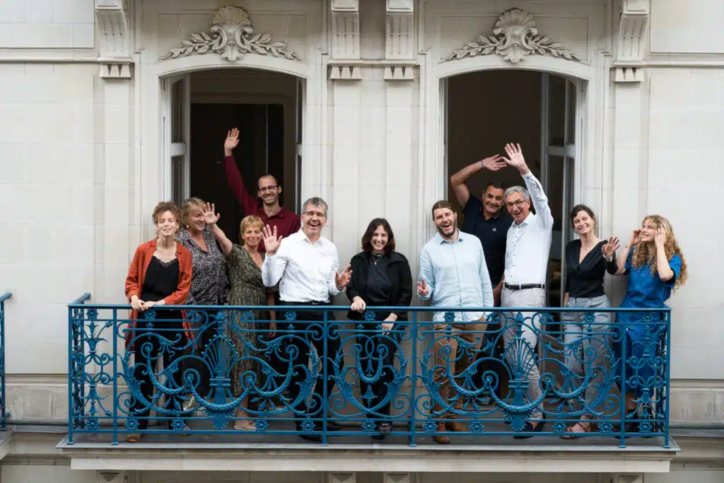 Équipe réunie sur le balcon de ses bureaux