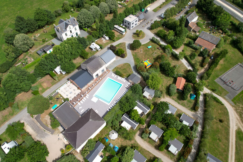 Camping vu du ciel, avec sa piscine et ses hébergements