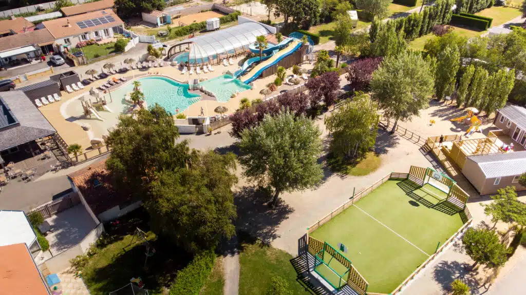 Toboggans, piscine et terrain multisport du camping Le Ranch vus du ciel