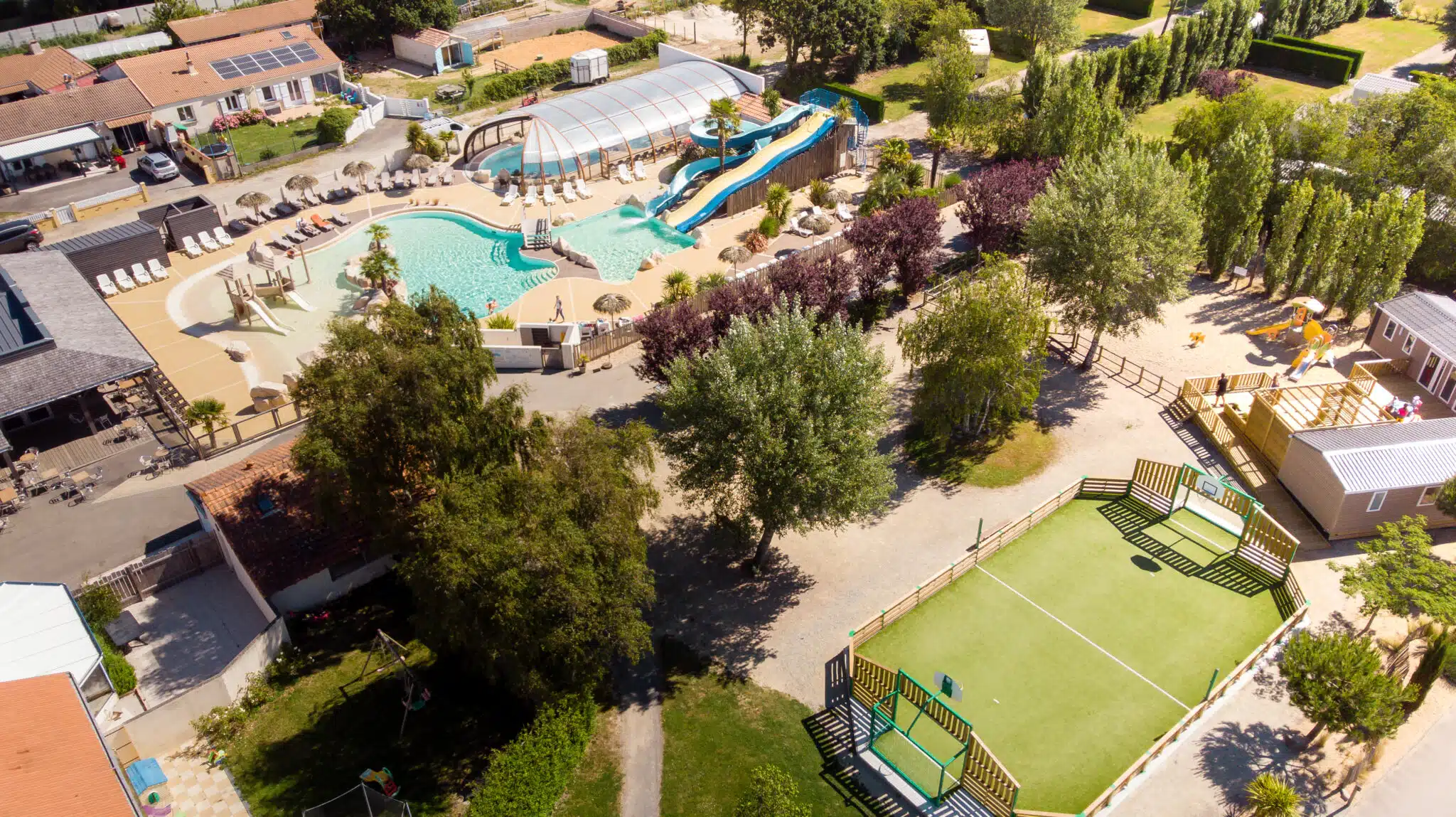 Vue aérienne par drone du camping Yelloh! Village Le Ranch, avec son espace aquatique