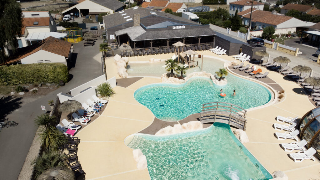Vue aérienne de l'espace aquatique du camping Yelloh! Village Le Ranch
