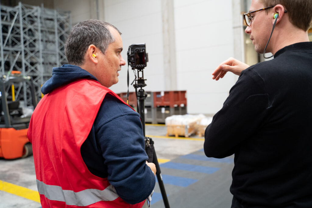 David Chapet, d'Atlantic Digital, règle le trépied de la caméra 360° en échangeant avec le client pendant une captation