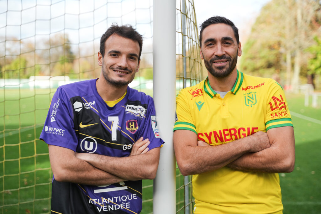 Portrait de deux footballeurs sur un terrain
