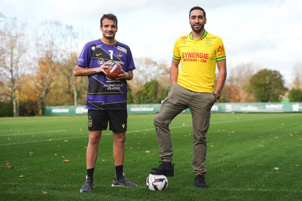 Portrait en pied de deux footballeurs sur un terrain