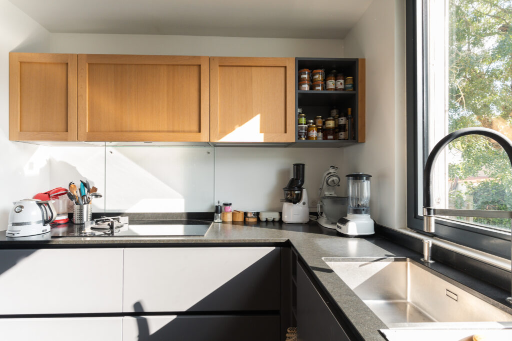 Cuisine en bois clair d'une maison contemporaine