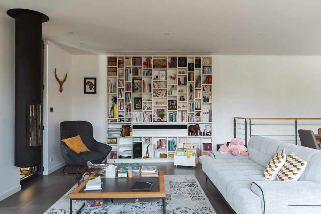 Salon avec bibliothèque murale d'une maison contemporaine