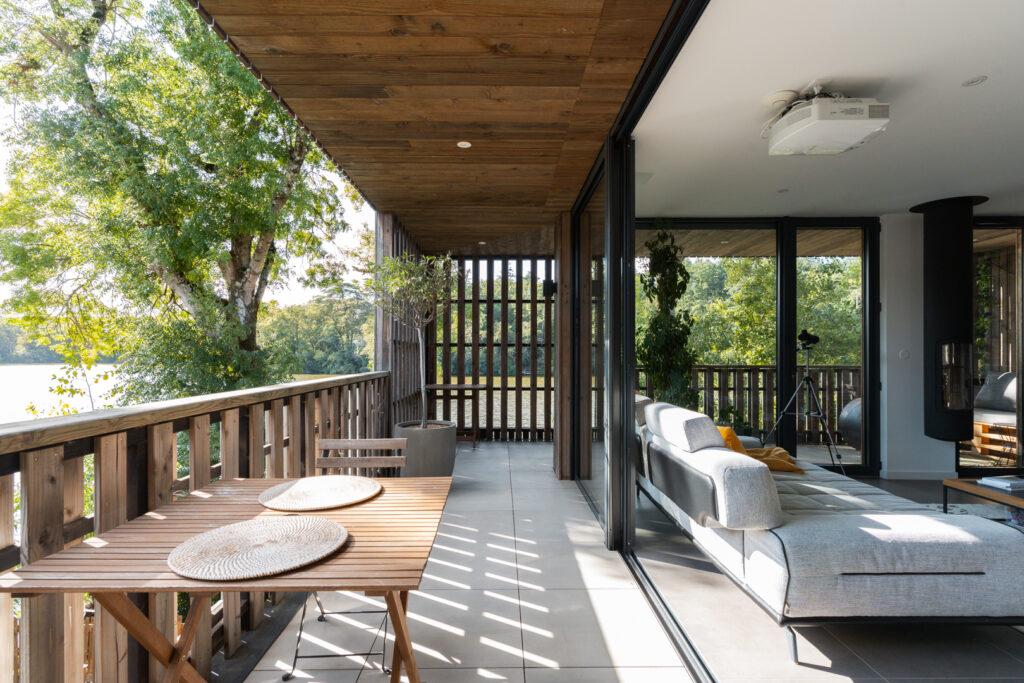 Terrasse couverte en bois d'une maison au bord de l'Erdre