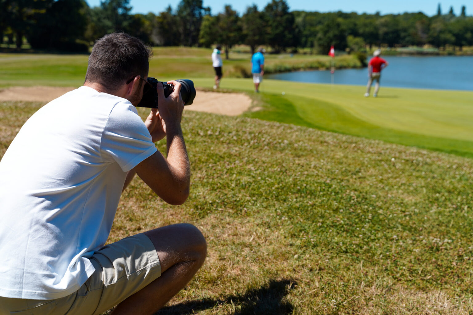 Vidéaste d'Atlantic Digital en tournage sur un parcours de golf