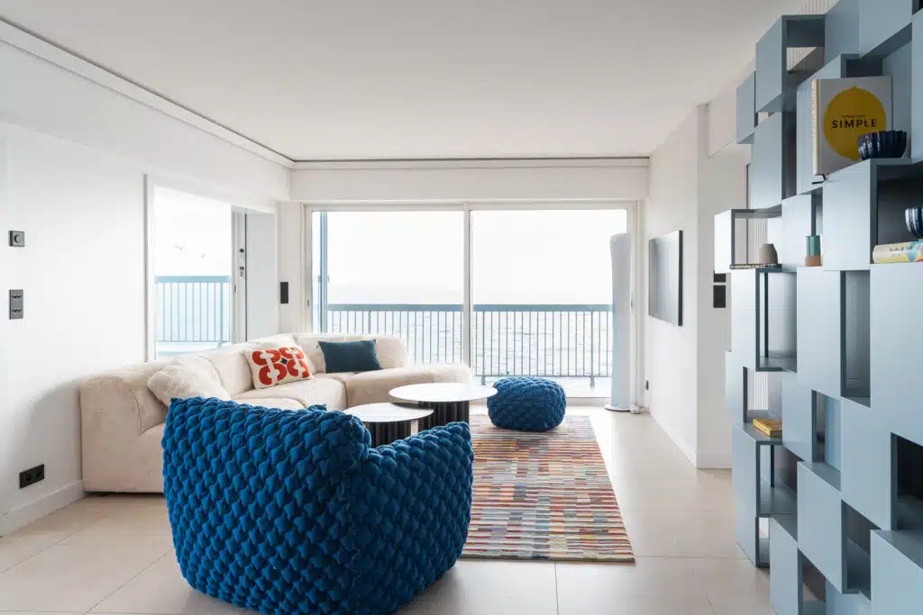 Bâtiment contemporain et son bassin, vus de l'extérieur