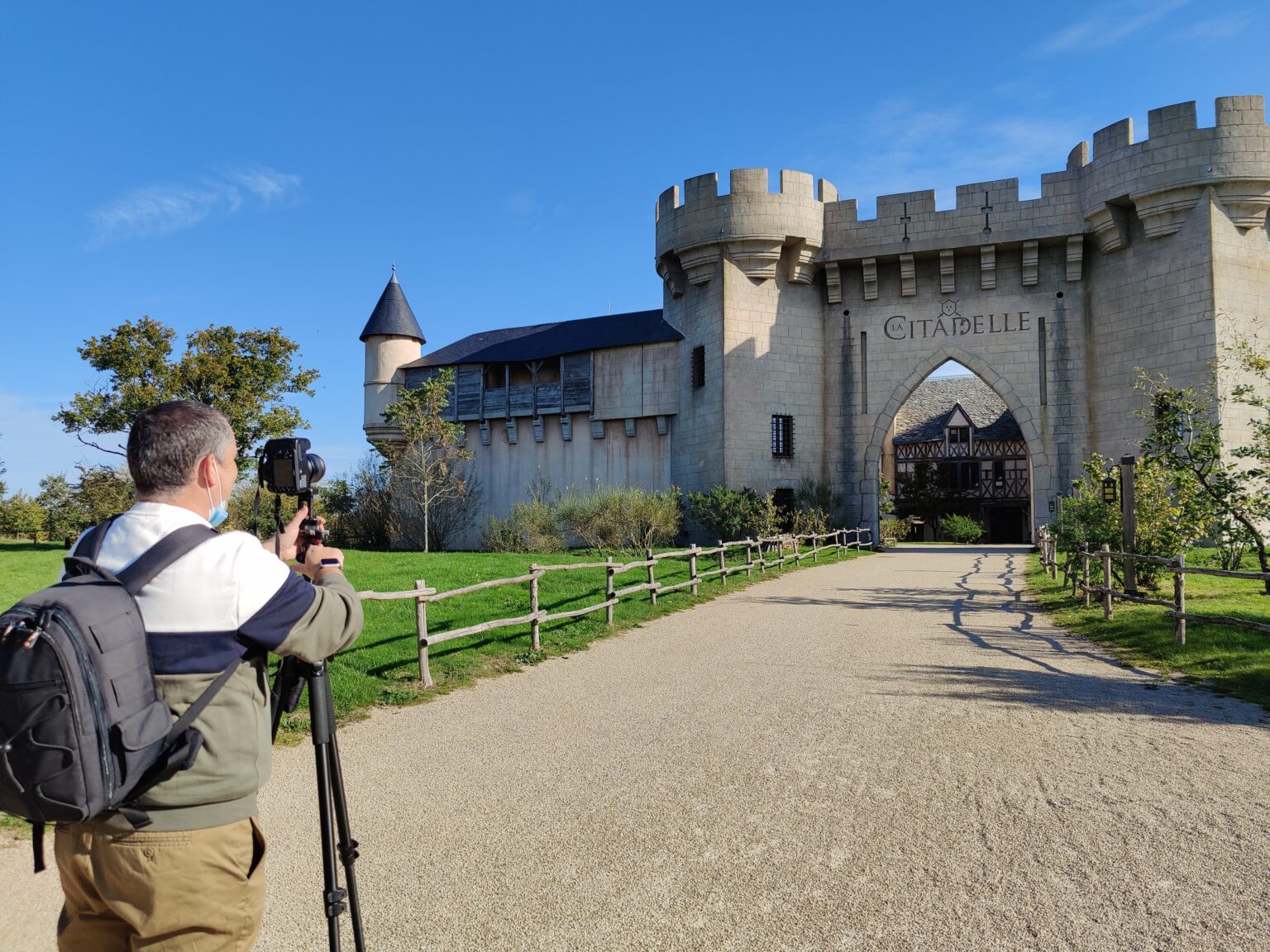 Captation à 360° dans une allée du Puy du Fou, devant le château