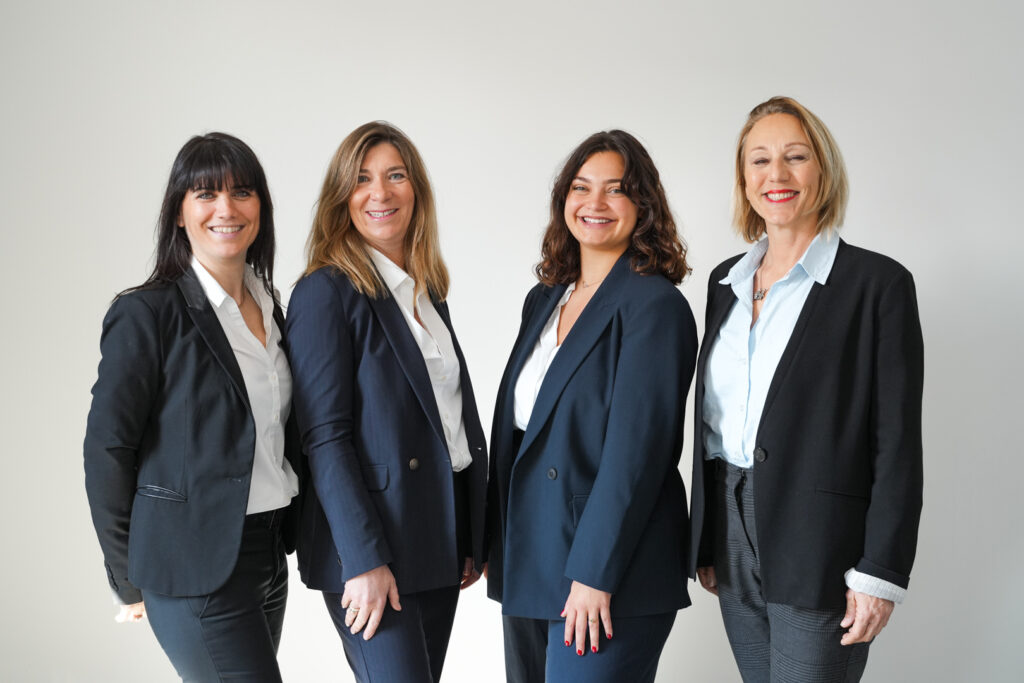 Portrait de groupe de quatre collaboratrices
