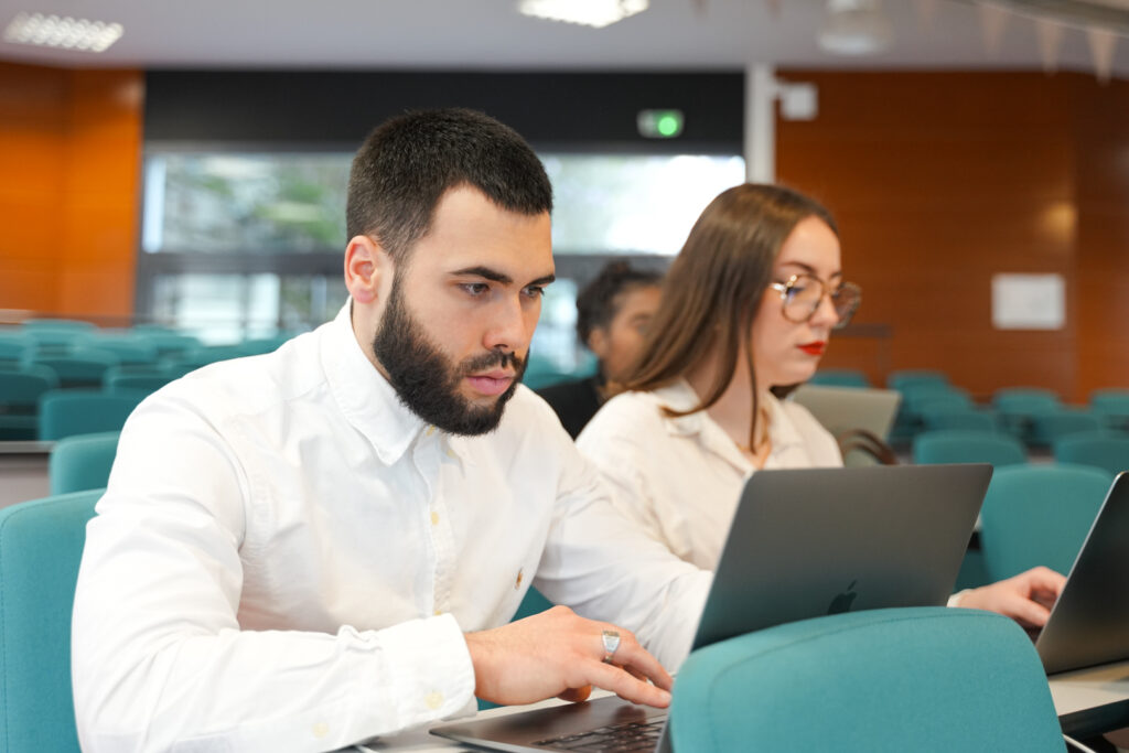 Étudiants de l'ISG Bordeaux travaillant sur ordinateur