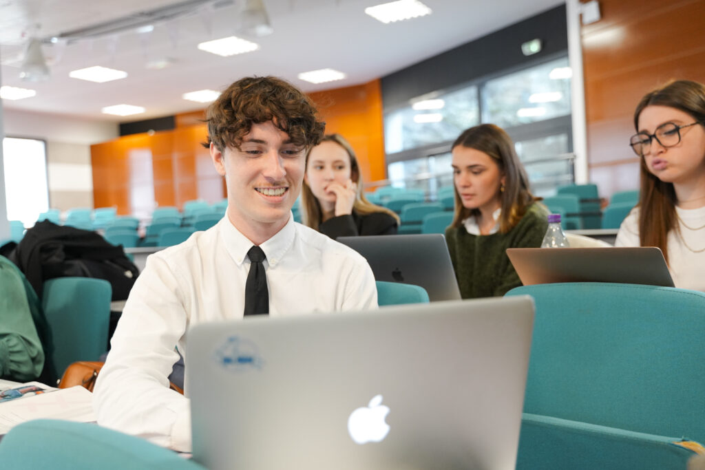 Portrait d'un étudiant de l'ISG Bordeaux en salle de cours