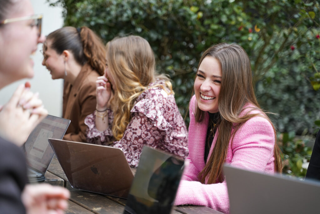 Portrait d'une étudiante souriante de l'ISG Bordeaux