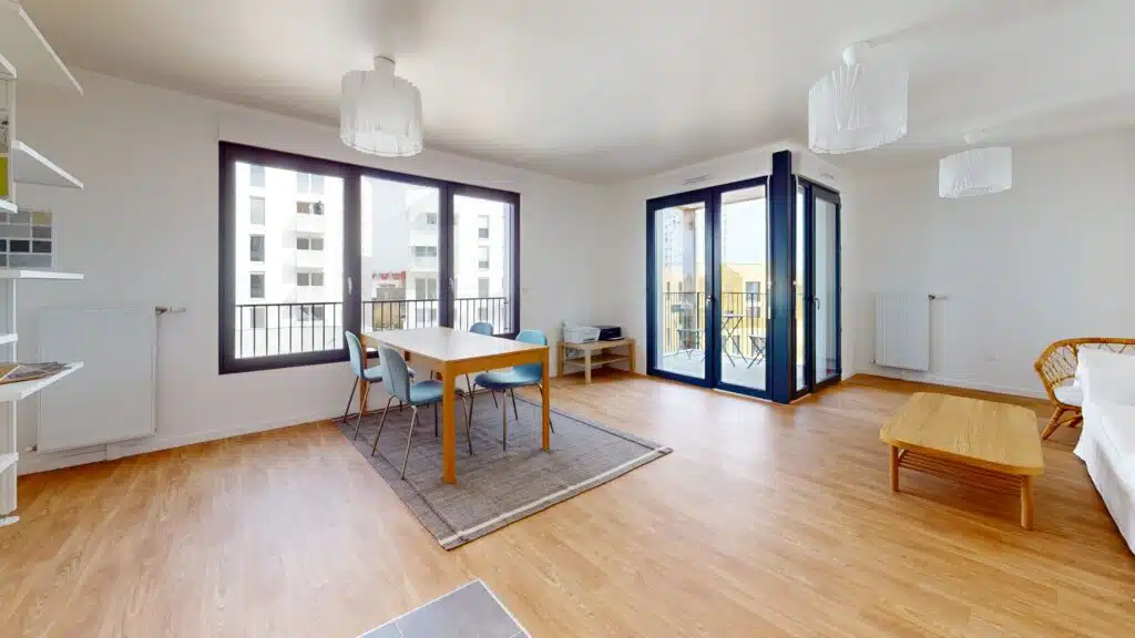 Séjour d'un appartement récent à Stains, baies vitrées sur le balcon