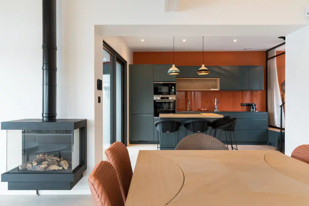 Séjour avec poêle à bois d'une maison contemporaine au bord de l'Erdre