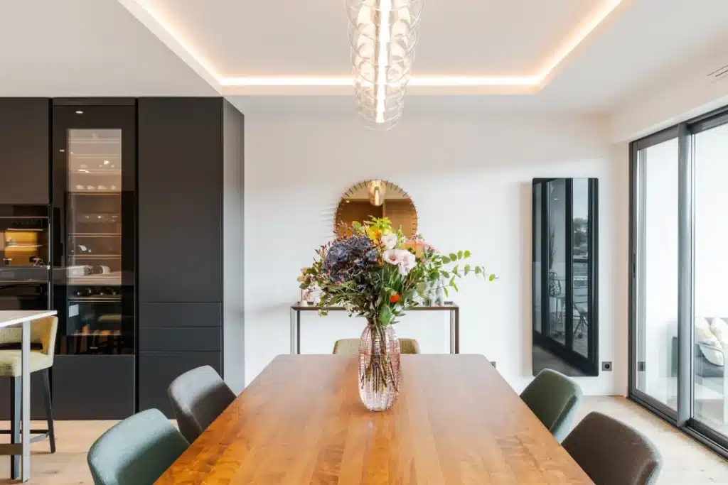 Salle à manger d'un appartement meublé à Nantes, au bord de l'Erdre