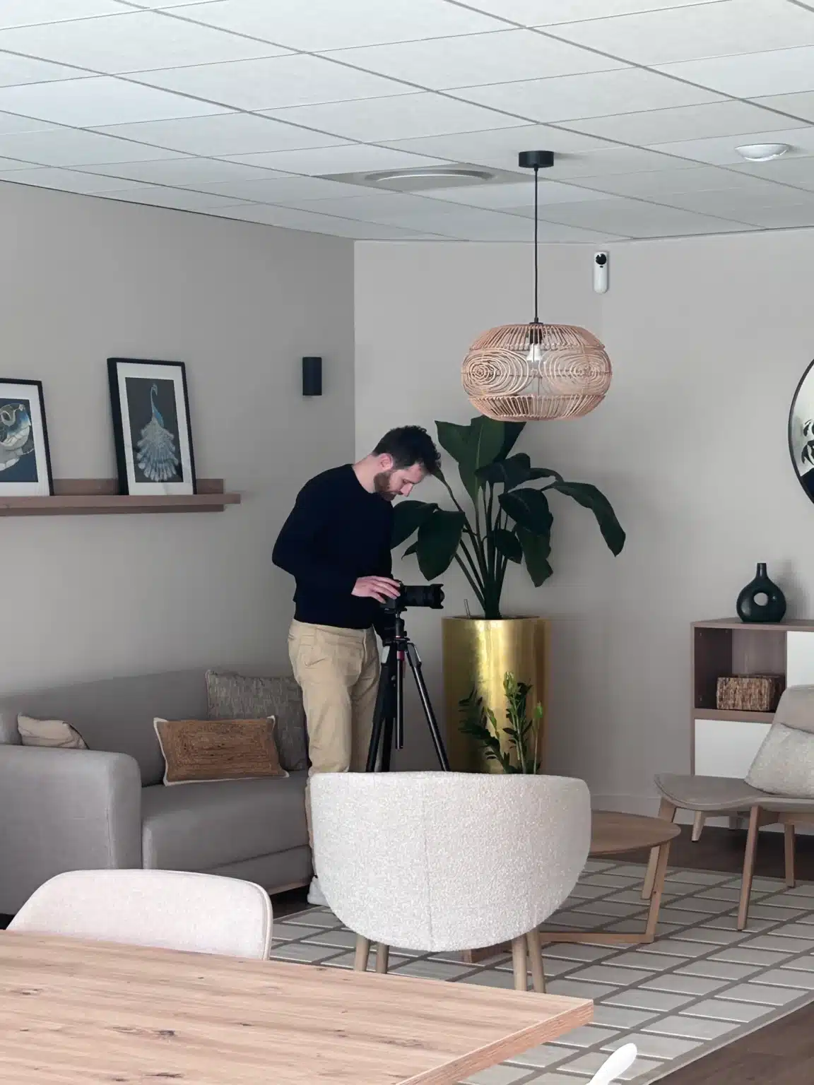 Photographe d'Atlantic Digital en captation de visite virtuelle dans le séjour d'un appartement, caméra sur trépied