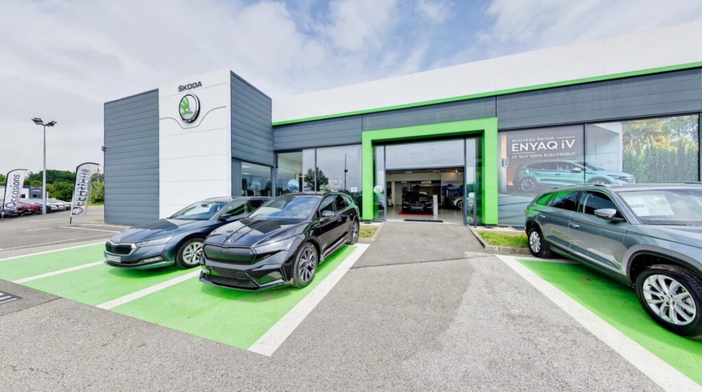Showroom d'une concession automobile photographié pour sa visite virtuelle