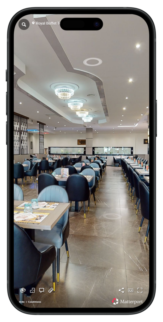 Visite virtuelle réalisée à Tours affichée sur un smartphone