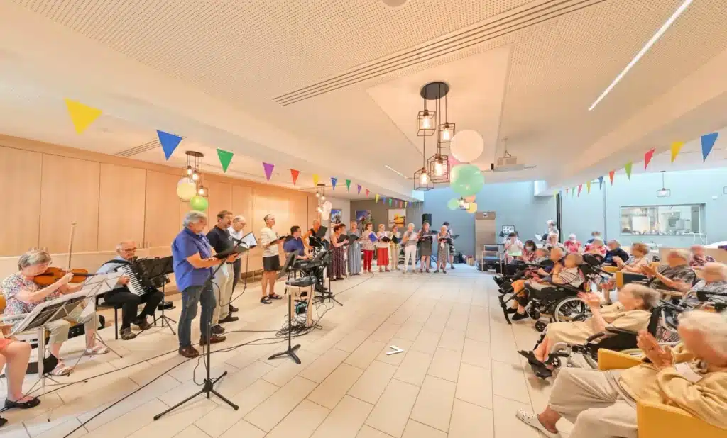 Concert dans la salle d'animation de l'EHPAD Les Rives de l'Erdre, à Nantes, devant les résidents