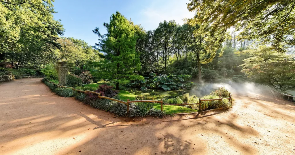 Allée des jardins du Puy du Fou parcourue dans Google Street View