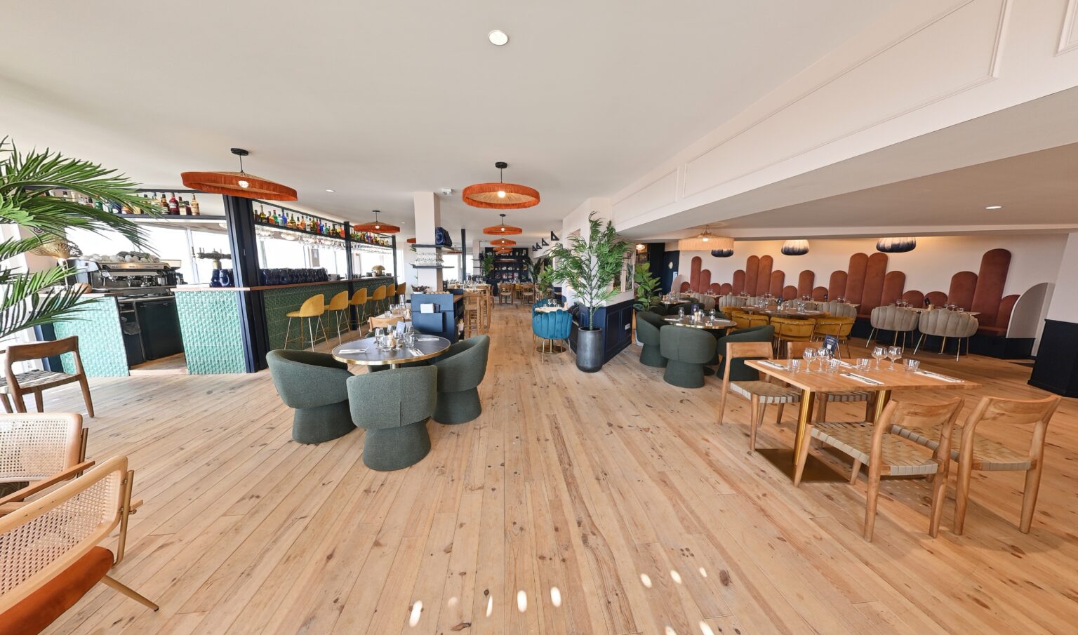 Salle du Restaurant Le France à Saint-Nazaire, tables dressées, dans sa visite virtuelle 360°