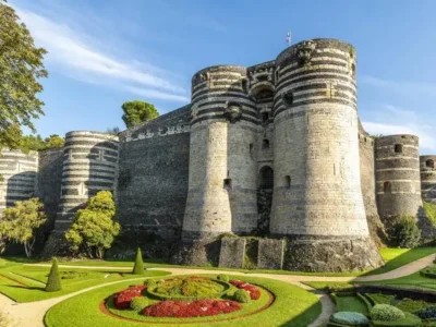 chateau d'angers avec vue sur les jardins