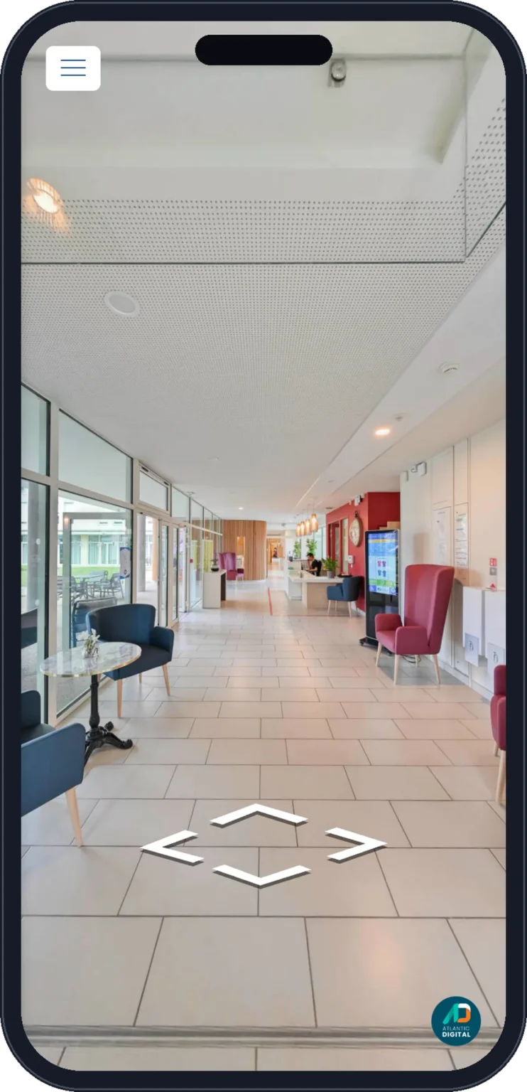 Visite virtuelle 360° de l'EHPAD Les Rives de l'Erdre ouverte sur un smartphone, dans le hall d'entrée