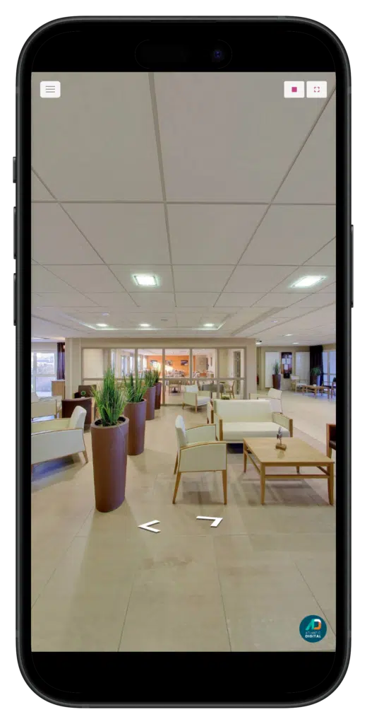 Visite virtuelle de la Villa Amélie à La Rochelle affichée sur un smartphone