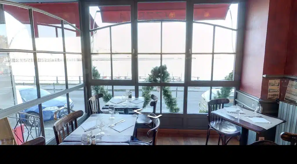 Salle du restaurant Le Vaporetto à Rezé, tables dressées face à la Loire, dans sa visite virtuelle 360°