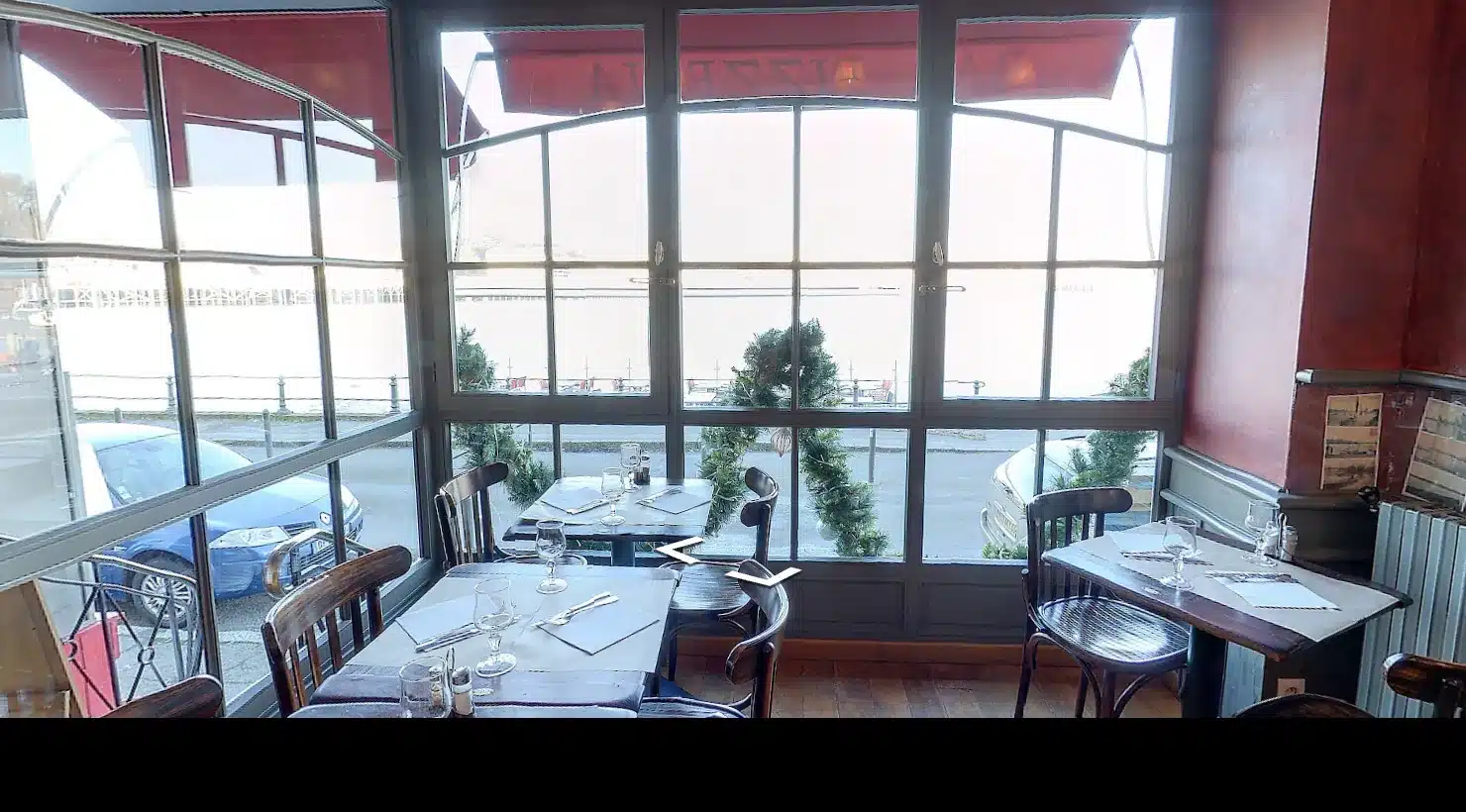 Salle du restaurant Le Vaporetto à Rezé, tables dressées face à la Loire, dans sa visite virtuelle 360°